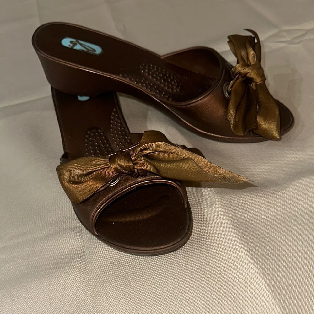 OKA b. Brown/Bronze Bow Women's Slide Sandals Size 6